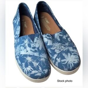 TOMS Avalon Blue Suede Floral Slip-On Shoe 7.0